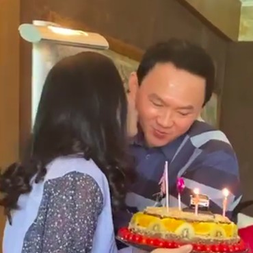 Dicium Istri saat Ulang Tahun ke-54, Ahok: Terima Kasih Bunda