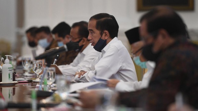 Presiden Jokowi meminta anak buahnya mempercepat pembangunan infrastruktur penghubung, seperti jembatan penghubung antara LRT Halim dengan Stasiun Kereta Cepat. (ANTARA FOTO/Akbar Nugroho Gumay) Jakarta, CNN Indonesia --