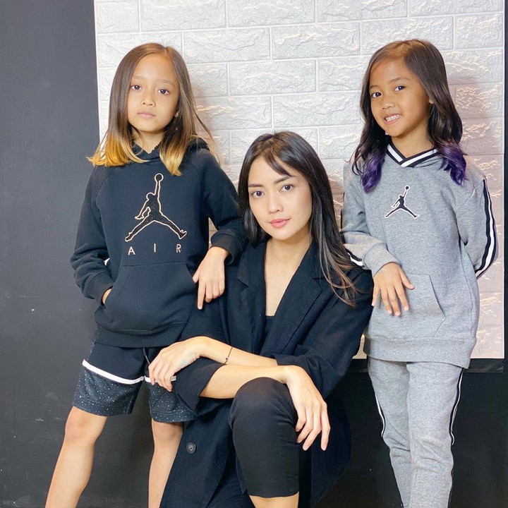Dua putri Ririn, Alana dan Alecia sudah pintar bergaya di depan kamera seperti sang bunda. Bahkan, keduanya sudah minta rambut bergaya ombre nih ketika liburan sekolah. (Foto: Instagram @ririndwiaryanti)