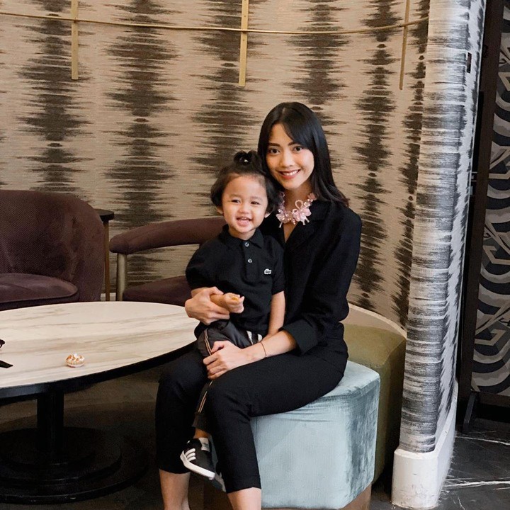 Si bungsu, Ramy Alfie Utomo yang kini menginjak usia 2 tahun juga pernah diajak Bunda Ririn untuk berjalan di catwalk lho. (Foto: Instagram @ririndwiaryanti)