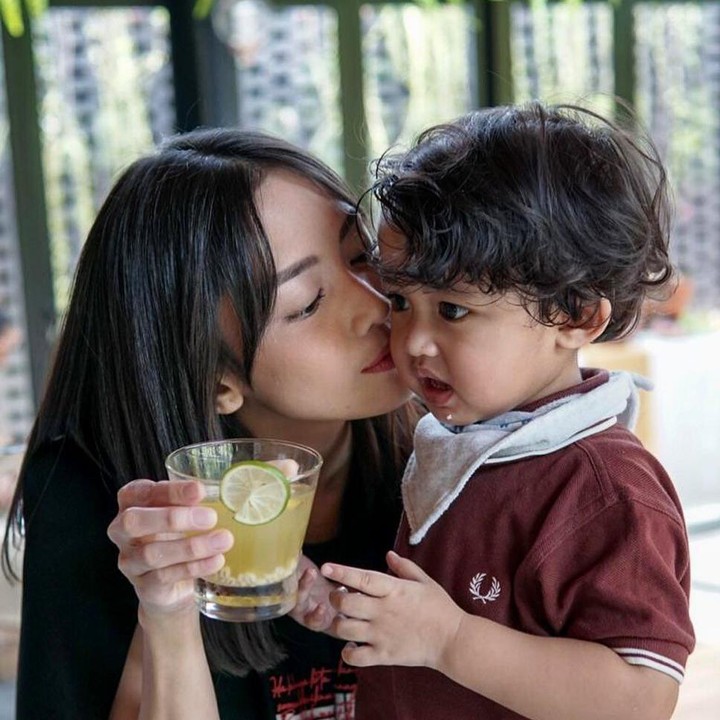 Sebagai anak bungsu, Ramy memang dekat banget sama Bunda Ririn. Nempel terus dalam berbagai suasana nih. (Foto: Instagram @ririndwiaryanti)