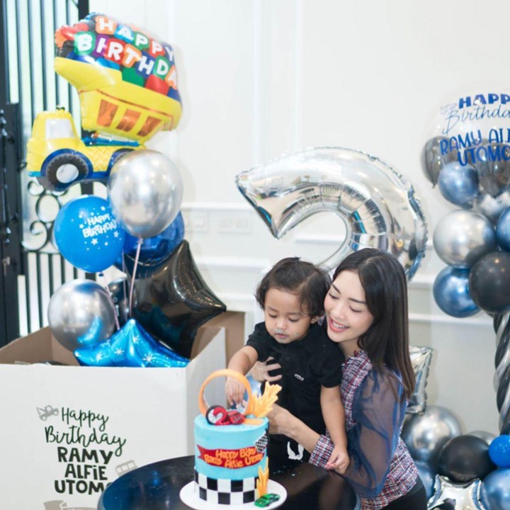 Perayaan ulang tahun Ramy yang kedua pada April lalu. Tetap seru meskipun hanya dihadiri keluarga sendiri. (Foto: Instagram @ririndwiaryanti)