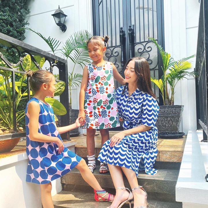 Kalau untuk urusan bergaya, Kakak Alana dan Alecia tidak perlu diragukan lagi nih. Sangat stylish ya, enggak kalah dari Bunda Ririn. (Foto: Instagram @ririndwiaryanti)