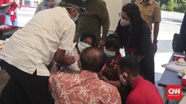 Wali Kota Surabaya Tri Rismaharini nampak bersujud hingga dua kali, di hadapan para dokter dan Ikatan Dokter Indonesia (IDI). Mata Risma bahkan nampak memerah dan menangis.