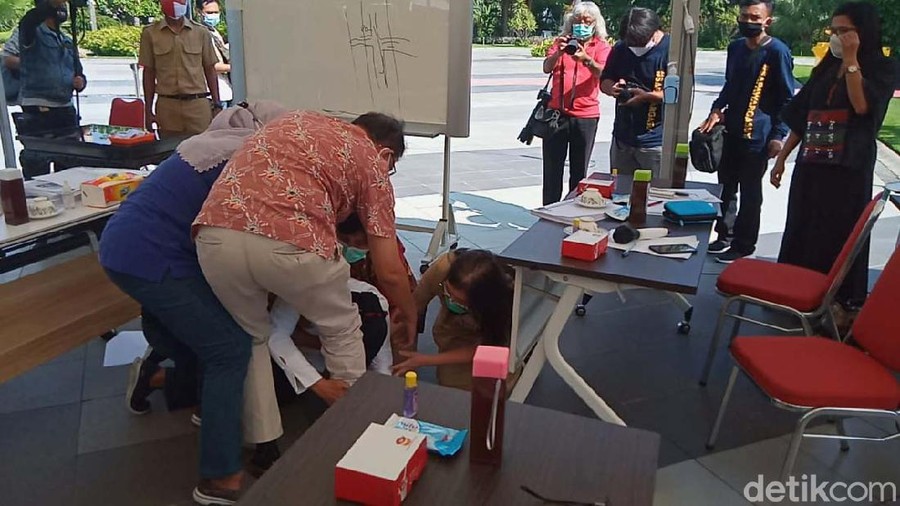 Wali Kota Risma nangis-nangis dan sujud saat audiensi bersama IDI Jatim dan IDI Surabaya&period; Dia mengaku goblok dan tak pantas menjadi wali kota&period;