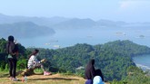 Sejumlah Tempat Wisata Kembali Dibuka Warga menikmati panorama dari puncak Bukit Gado-gado, di Padang, Sumatera Barat, Minggu (28/6/2020). Puncak bukit Gado-gado yang biasa dijadikan arena aerosport tersebut berpotensi untuk dikembangkan menjadi objek wisata dengan panorama pantai Air Manis, Teluk Bayur dan Samudera Hindia. ANTARA FOTO/Iggoy el Fitra/foc.