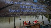 Sejumlah Tempat Wisata Kembali Dibuka Sejumlah wisatawan menumpang becak air di Waduk Setu Babakan, Jakarta, Minggu (28/6/2020). Kawasan Setu Babakan yang sebelumnya ditutup selama tiga bulan saat pandemi COVID-19 tersebut kembali beroperasi sejak 20 Juni 2020 saat PSBB transisi dengan menerapkan protokol kesehatan khusus guna meminimalisir penyebaran COVID-19. ANTARA FOTO/Aditya Pradana Putra/foc.