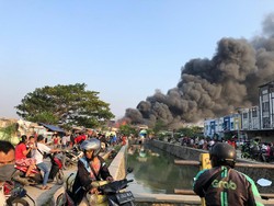 Kebakaran Hunian Padat di Cengkareng Jakbar, Asap Tebal Membubung