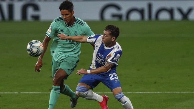 Bek Real Madrid Raphael Varane mengeluarkan ancaman untuk Manchester City jelang leg kedua babak 16 besar Liga Champions.