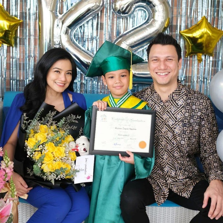 Di hari bahagia sang putra, Titi juga mendoakan Juna agar selalu jadi anak yang baik hati, soleh, dan pintar. Kita doakan yang terbaik juga ya. Selamat Juna! (Instagram @csugiono)