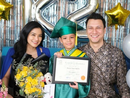 7 Foto Perayaan Kelulusan Anak Pertama Titi Kamal, Meriah Meski di Rumah Saja
