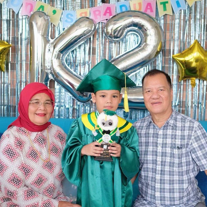 Perayaan kelulusan Juna yang diadakan di rumah karena pandemi Corona atau COVID-19 juga dihadiri kakek dan neneknya lho. (Instagram @titi_kamall)