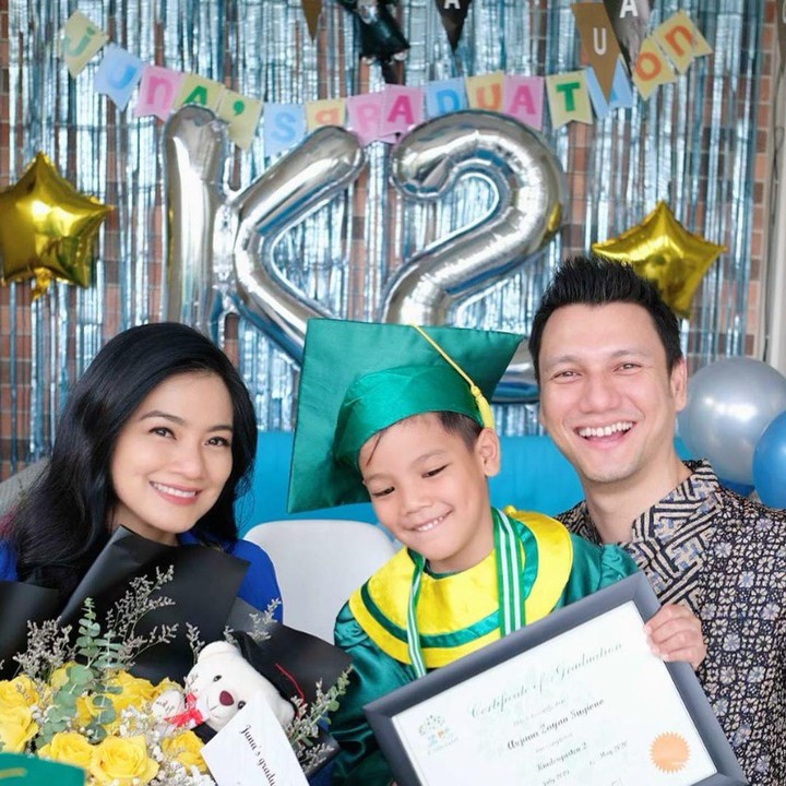 Arjuna Zayan Sugiono atau Juna, putra pasangan Chritian Sugiono dan Titi Kamal baru saja lulus Taman Kanak-kanak (TK), Bunda. (Instagram @titi_kamall)