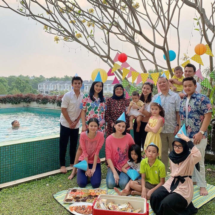 Kalau yang lain sibuk foto bareng, Juna justru asyik berenang tuh. (Instagram @titi_kamall)