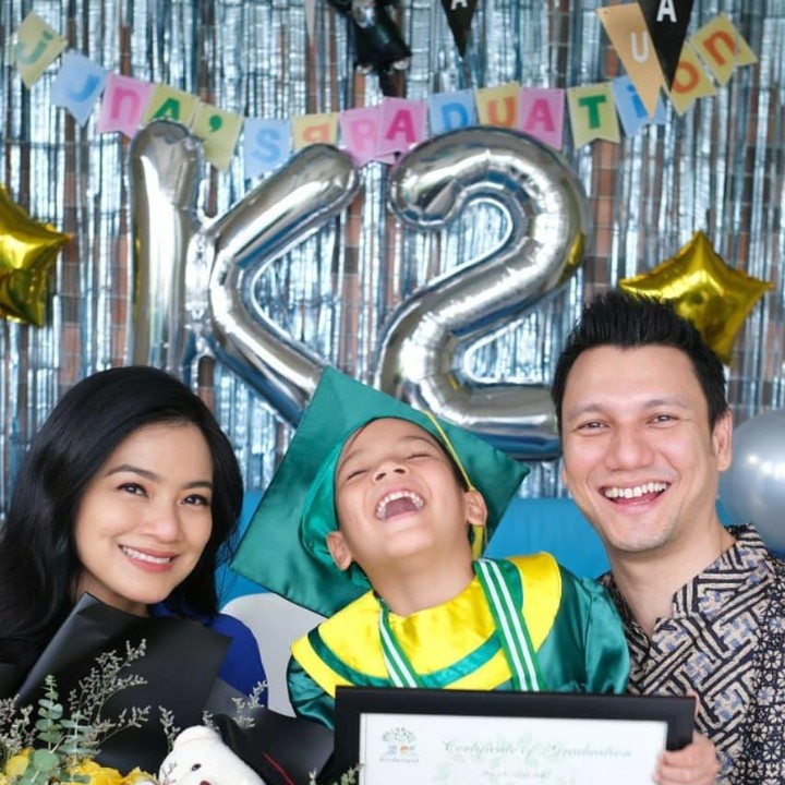 <div>Wajah bahagia tampak dari Tian, Titi, dan Juna. (Instagram @titi_kamall)</div>