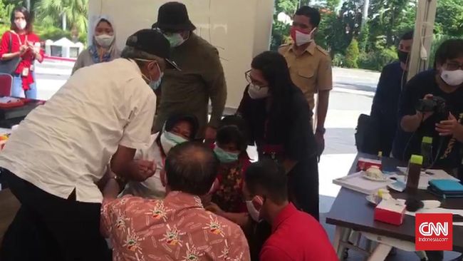 Wali Kota Surabaya Tri Rismaharini nampak bersujud hingga dua kali, di hadapan para dokter dan Ikatan Dokter Indonesia (IDI). Mata Risma bahkan nampak memerah dan menangis.