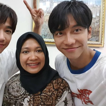 Daebak, Fans Bagikan Cerita Didatangi Lee Seung Gi & Jasper Liu