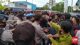 Aparat Diduga Pukul Pedemo dan Wartawan Demo Tolak TKA Sultra