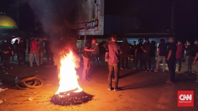 Massa membakar ban dan merazia sejumlah kendaraan yang keluar dari Bandara Haluoleo Kendari. (Fandi)