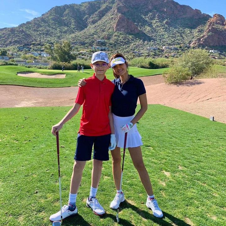 <p>Armand dan Farah Quinn lagi olahraga golf nih. Tinggi Armand sudah menyusul ibunya nih. Bak adik dan kakak ya. (Foto: Instagram @farahquinnofficial)</p>