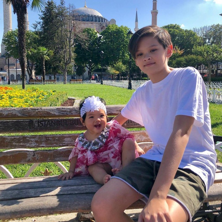 <p>Bersama adik perempuannya, terlihat sangat akur ketika diajak traveling ke Istanbul, Turki, beberapa waktu lalu. (Foto: Instagram @farahquinnofficial)</p>