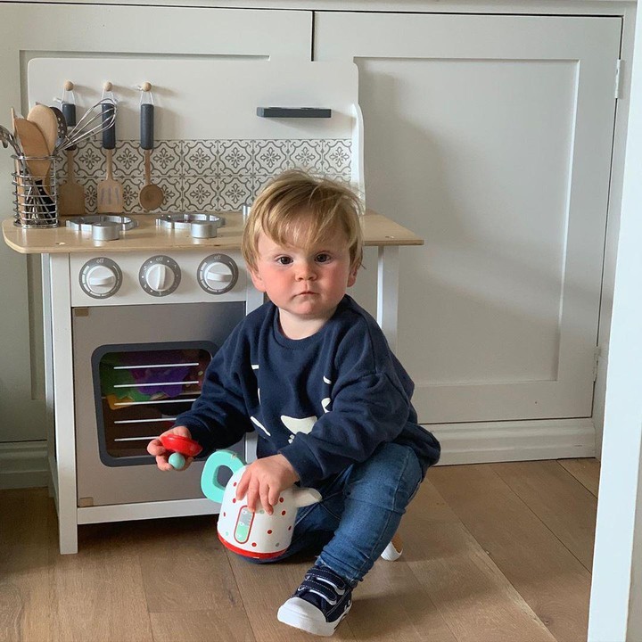 <p>Enggak mau kalah dengan ayahnya, Oscar juga suka masak nih. (Foto: Instagram @gordongram)</p>