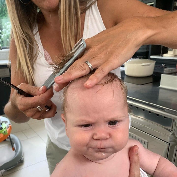 <p>Pertama kali potong rambut, ekspresi Oscar menggemaskan banget ya? (Foto: Instagram @oscarjramsay)</p>