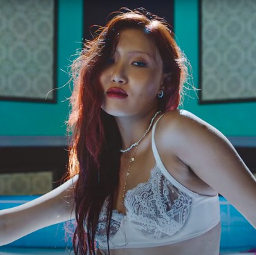 Hwasa MAMAMOO Gabung P Nation, Teken Kontrak di Atas Panggung dengan PSY