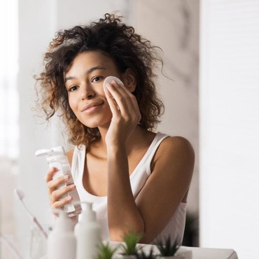 Sering Keliru, Begini 7 Urutan Pakai Skincare Malam yang Benar