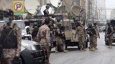 kantor bursa efek pakistan diserang Security personnel surround the Stock Exchange Building after gunmen's attack in Karachi, Pakistan, Monday, June 29, 2020. Special police forces deployed to the scene of the attack and in a swift operation secured the building. (AP Photo/Fareed Khan)