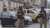 kantor bursa efek pakistan diserang Security personnel surround the Stock Exchange Building after an attack in Karachi, Pakistan, Monday, June 29, 2020. Gunmen attacked the stock exchange in the Pakistani city of Karachi on Monday causing deaths according to police. (AP Photo/Fareed Khan)