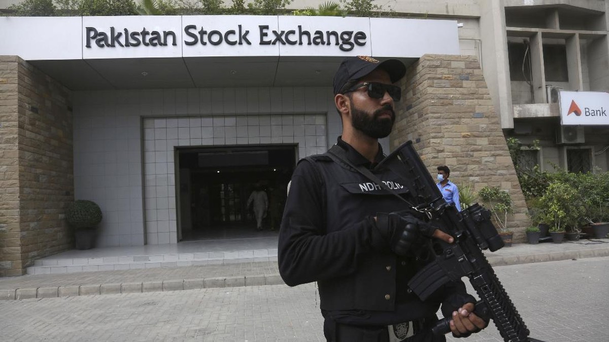 FOTO: Kantor Bursa Efek Pakistan Diserang Kelompok Bersenjata