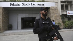 Empat Pria Bersenjata Serang Bursa Efek Pakistan