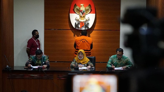 Komisi Pemberantasan Korupsi (KPK) menahan Dadang Suganda (wiraswasta), tersangka kasus dugaan pengadaan Ruang Terbuka Hijau (RTH) di Pemerintah Kota (Pemkot) Bandung Tahun 2012-2013.