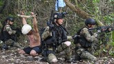 LATIHAN PEPERANGAN LAUT KHUSUS KOPASKA Prajurit Satuan Komando Pasukan Katak (Satkopaska) Koarmada I melakukan penyerbuan saat Latihan Peperangan Laut Khusus 2020 di Pulau Damar, Kepulauan Seribu, Jakarta, Selasa (30/6/2020). Kegiatan tersebut bagian dari Latihan Peperangan Laut Khusus 2020 sebagai upaya pembinaan kesiapsiagaan dan kemampuan pasukan untuk meningkatkan profesionalisme, keterampilan, dan kesiapan operasional Satuan Kopaska dalam menjaga keutuhan NKRI. ANTARA FOTO/M Risyal Hidayat/foc.