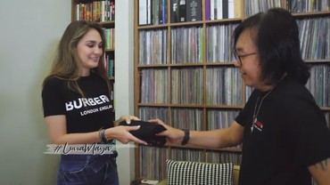 img-title Ekspresi Kocak Ari Lasso saat Dihadiahi Kaus BTS oleh Luna Maya