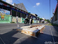 Nggak Biasa! Ada Makam di Pinggir Jalan Kampung Solo