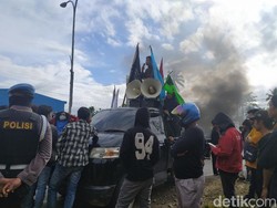 Massa Tolak TKA di Kendari Kembali Aksi di Jalan Masuk Bandara Haluoleo
