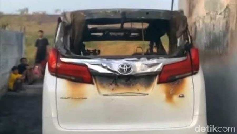 Mobil Alphard warna putih milik Via Vallen terbakar. Mobil bernopol W 1 VV itu diduga dibakar orang tak dikenal sekitar pukul 03.20 WIB, Selasa (30/6/2020).