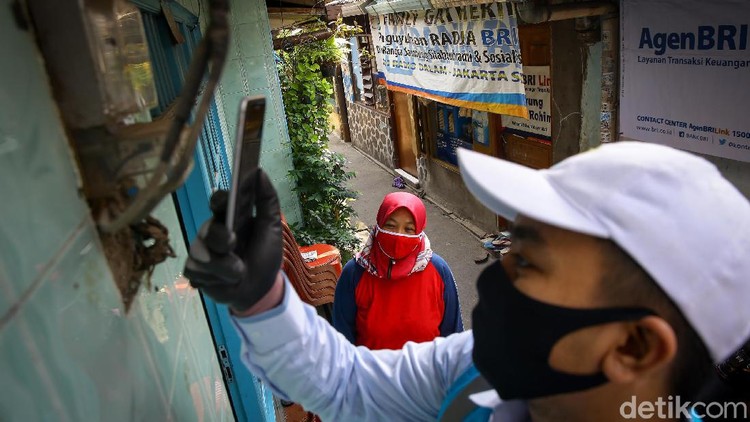 Momen PLN Terjun Langsung Cek Meteran Warga PLN mengerahkan petugas untuk memastikan kesesuaian tagihan rekening listrik penggunanya.