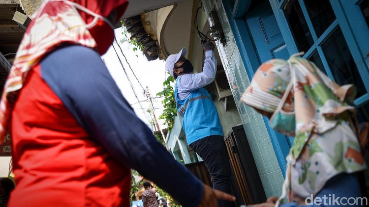 PLN mengerahkan petugas untuk memastikan kesesuaian tagihan rekening listrik penggunanya.