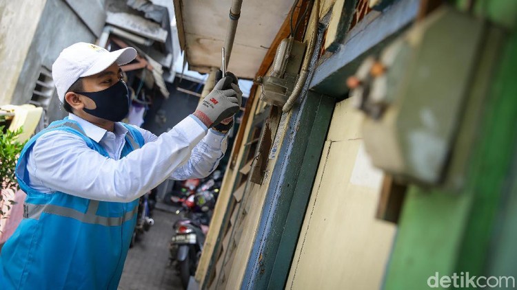 Momen PLN Terjun Langsung Cek Meteran Warga PLN mengerahkan petugas untuk memastikan kesesuaian tagihan rekening listrik penggunanya.
