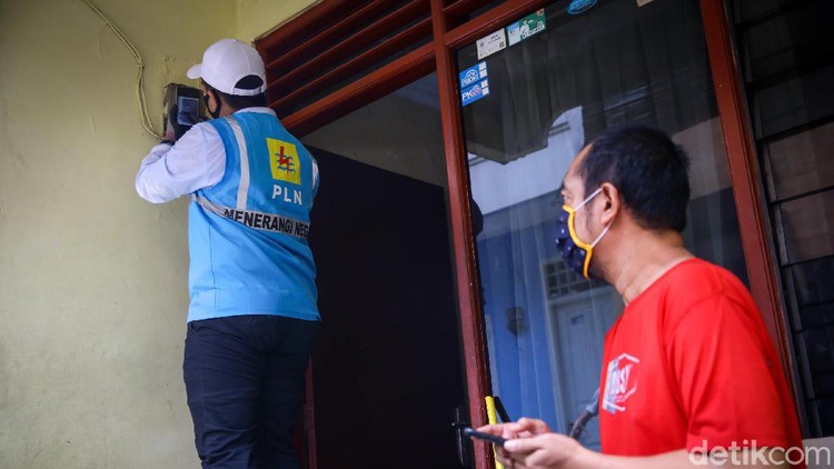 Momen PLN Terjun Langsung Cek Meteran Warga PLN mengerahkan petugas untuk memastikan kesesuaian tagihan rekening listrik penggunanya.