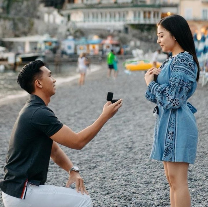 <p>Artis Nikita Willy juga merasakan momen romantis dilamar di tempat aesthetic di Italia. Pada pertengahan tahun 2020, Nikita Willy dilamar Indra Priawan di pinggir pantai dengan pemandangan bangunan klasik di Positano, Italia. Pada Oktober 2020, keduanya resmi menikah. Saat ini, Nikita Willy dan Indra telah dikaruniai dua anak laki-laki, Bunda. (Foto: Dok. Instagram Nikita Willy)</p>