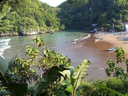 Ngeri-Ngeri Sedap Menatap Pantai Baron dari Mercusuarnya