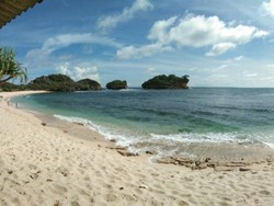 Menikmati Keindahan Raja Ampat Versi Pacitan di Pantai Watu Karung