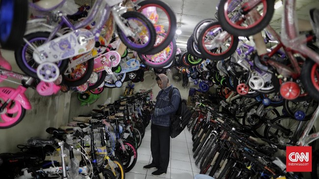 Penjualan sepeda yang merosot membuat sejumlah toko mulai banting harga. Pasalnya, pasokan sepeda membludak karena sempat boomingnya sepeda.