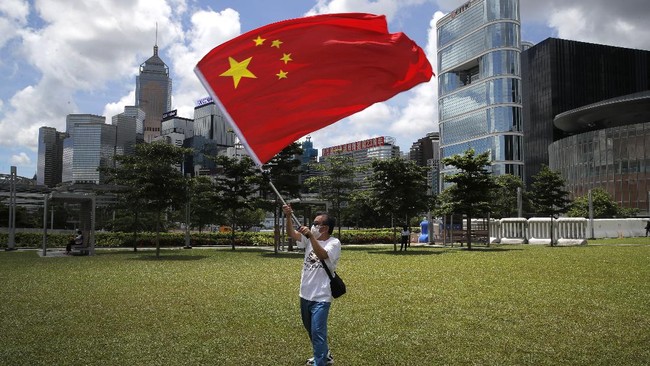 Pemerintah China menangguhkan sementara perjanjian ekstradisi antara Hong Kong dengan sejumlah negara Barat sebagai balasan.