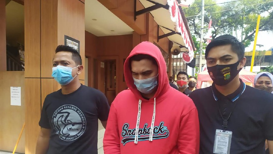 Ridho Ilahi usai jalani tes rambut Ridho Ilahi usai jalani tes rambut