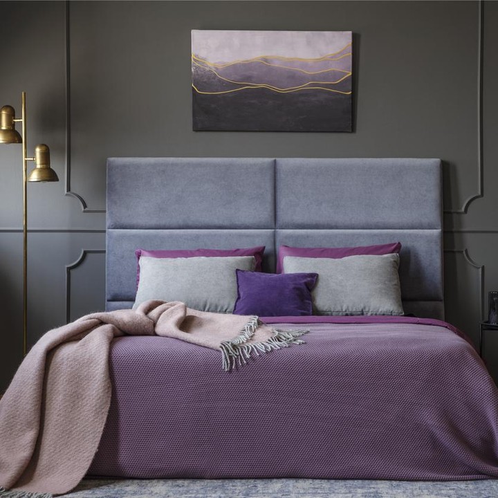 <p>Sentuhan warna violet dan old grey dalam kamar tidur akan menciptakan tampilan mewah dan elegan. (Foto: Getty Images/iStockphoto/KatarzynaBialasiewicz)</p>